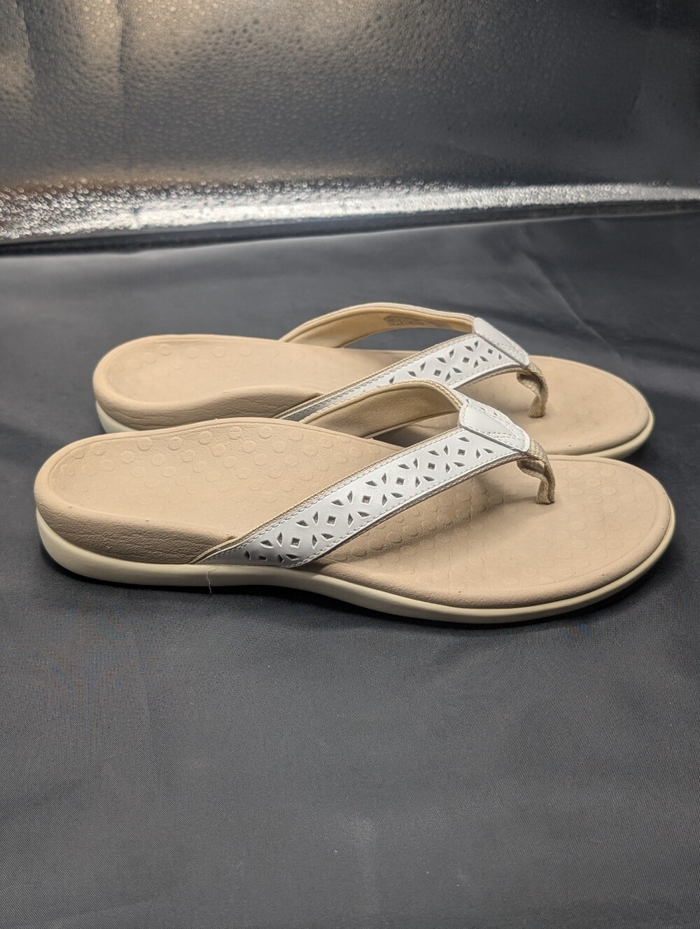 Vionic Women's Casandra Flip Flops White Leather - Picture 4 of 12
